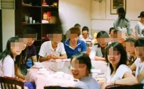 單親媽媽赴同學聚會,因打包剩菜被嘲笑,結帳時大家一臉懵