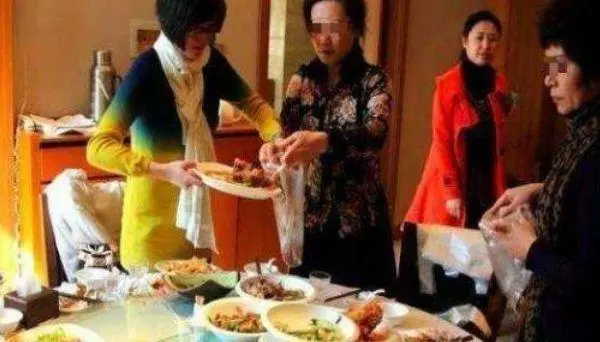 單親媽媽赴同學聚會,因打包剩菜被嘲笑,結帳時大家一臉懵
