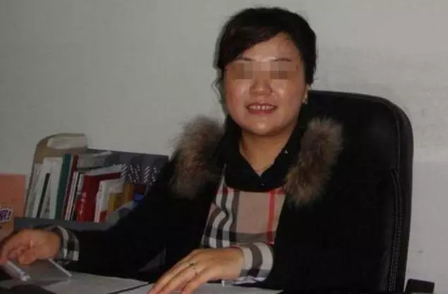 單親媽媽赴同學聚會,因打包剩菜被嘲笑,結帳時大家一臉懵
