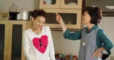 婆婆從不讓女子回娘家,女子生日時收到婆婆錯發的信息,砸掉蛋糕