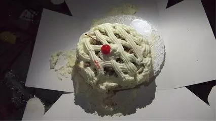 婆婆從不讓女子回娘家,女子生日時收到婆婆錯發的信息,砸掉蛋糕