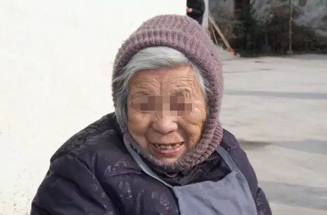 婆婆進城,總偷兒媳錢,兒媳察覺後帶一箱冥幣回村,推開門,蒙了