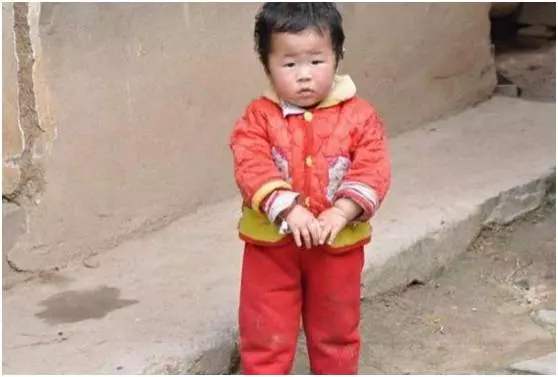 父親去世留下傻兒子,兩女兒不管,鄰居老漢收養後,驚喜到來!