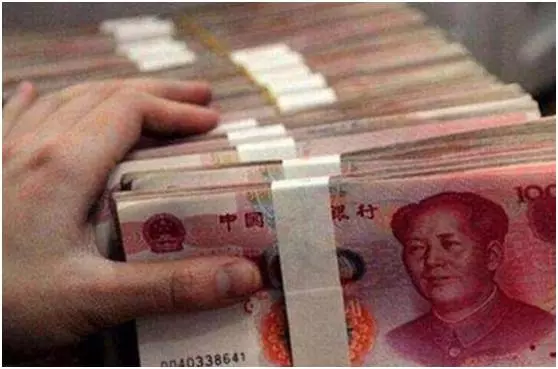 父親去世留下傻兒子,兩女兒不管,鄰居老漢收養後,驚喜到來!