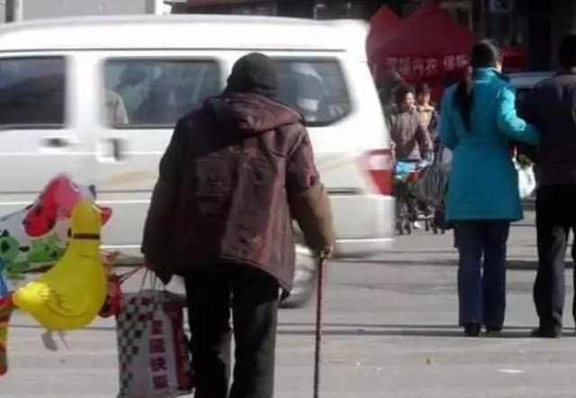 帶雞蛋去城裡看孫子,半夜聽到兒子和兒媳吵架,我連夜離開!