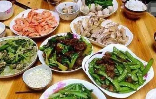 帶雞蛋去城裡看孫子,半夜聽到兒子和兒媳吵架,我連夜離開!