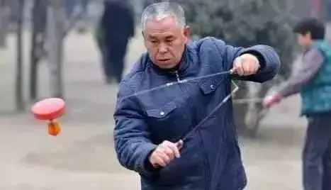 老中醫一絕:每天刮這裡,經絡通了,百病不侵!肩頸不痛了,腰不酸腿不疼了,偏頭疼也好了!
