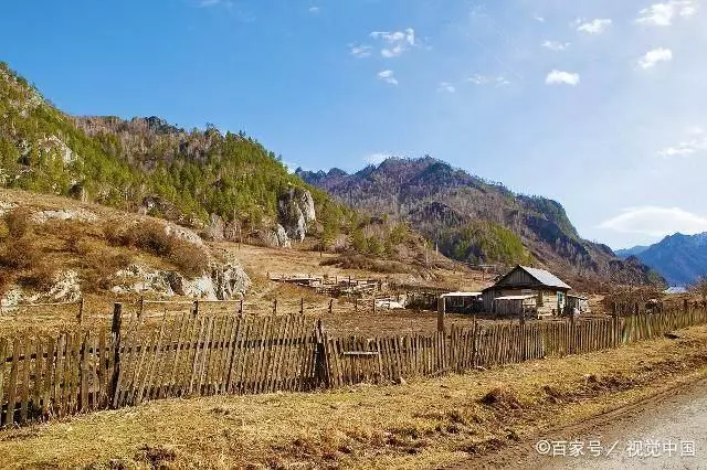 七夕給城裡當保姆的妻子通電話,剛說完「我愛你」,妻子:好痛!