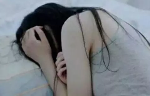 丈夫給我單獨報了旅遊團,忘記帶證件返回家取,打開門後才知實情