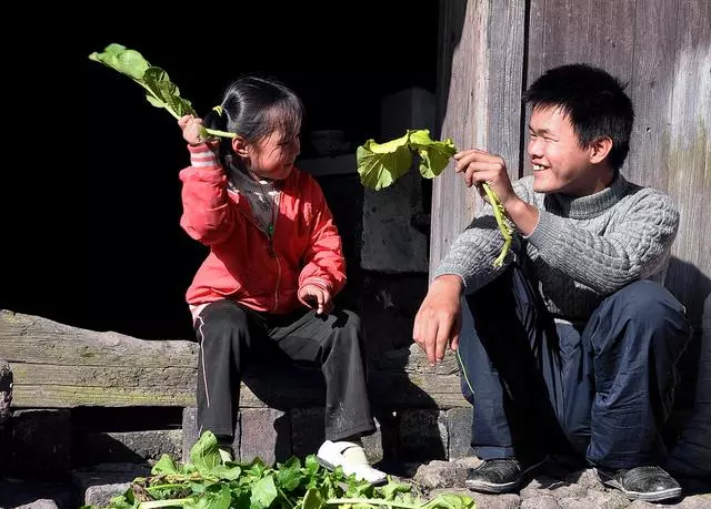 父母早亡,妹妹帶哥哥嫁人,婚禮上哥哥一個舉動,新郎官暗暗發誓
