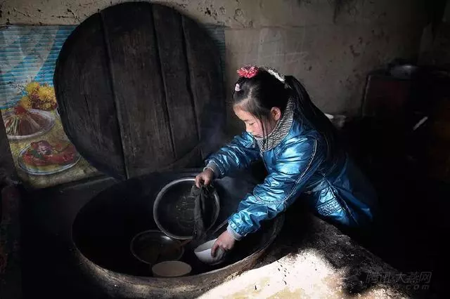父母早亡,妹妹帶哥哥嫁人,婚禮上哥哥一個舉動,新郎官暗暗發誓