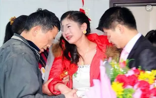 父母早亡,妹妹帶哥哥嫁人,婚禮上哥哥一個舉動,新郎官暗暗發誓