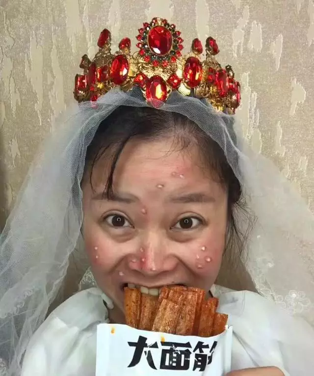 「辣條新娘」遭新郎嫌棄要退婚,化妝後美過baby,網友:完美逆襲