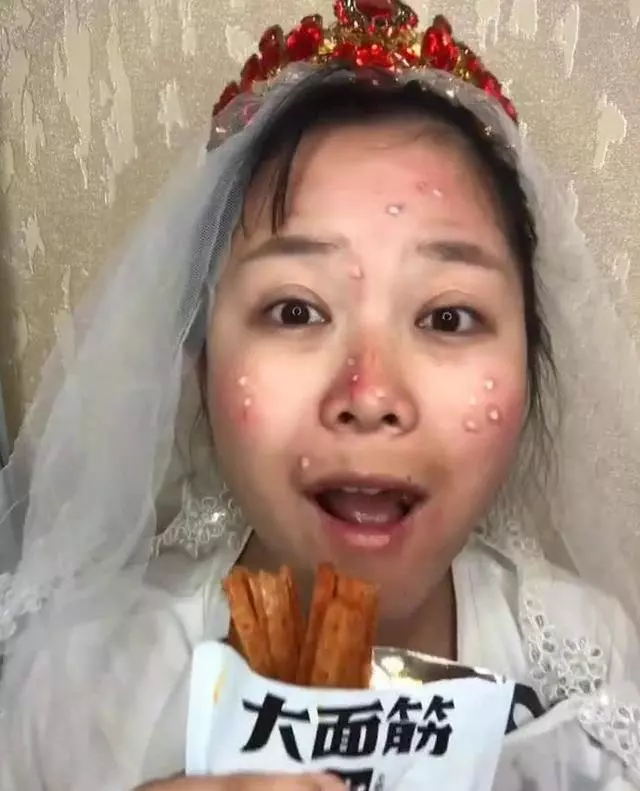 「辣條新娘」遭新郎嫌棄要退婚,化妝後美過baby,網友:完美逆襲
