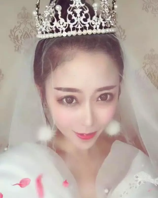 「辣條新娘」遭新郎嫌棄要退婚,化妝後美過baby,網友:完美逆襲