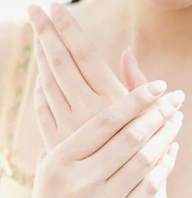 她用「凡士林敷鼻頭」粉刺全爆出!一轉眼浮出「滿滿粉刺林」,超高CP完勝K牌白泥面膜!