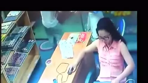 女子看店只顧著玩電腦,突然監控拍下了這樣一幕