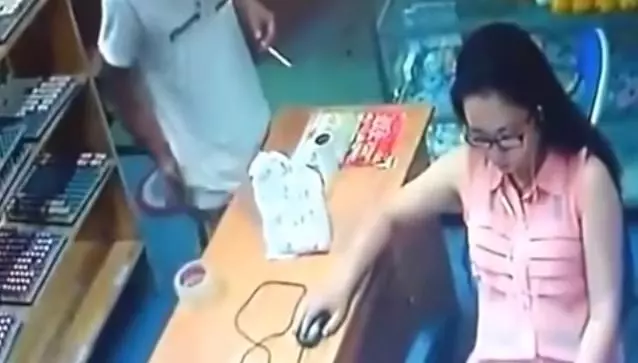 女子看店只顧著玩電腦,突然監控拍下了這樣一幕