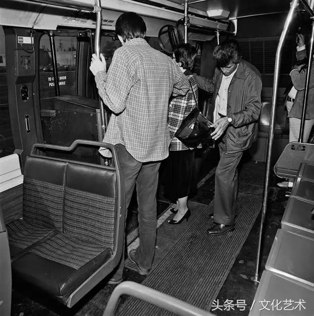女子看店只顧著玩電腦,突然監控拍下了這樣一幕