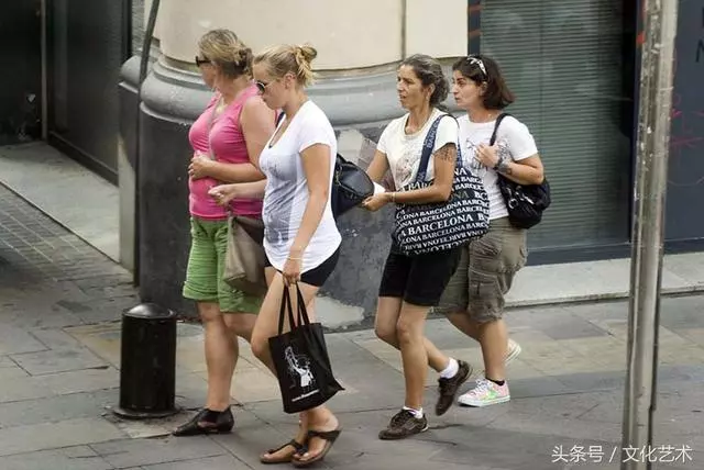 女子看店只顧著玩電腦,突然監控拍下了這樣一幕