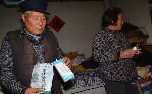 繼父臨死前給親生兒子100萬,只給養子一雙襪子,養子穿襪時傻了