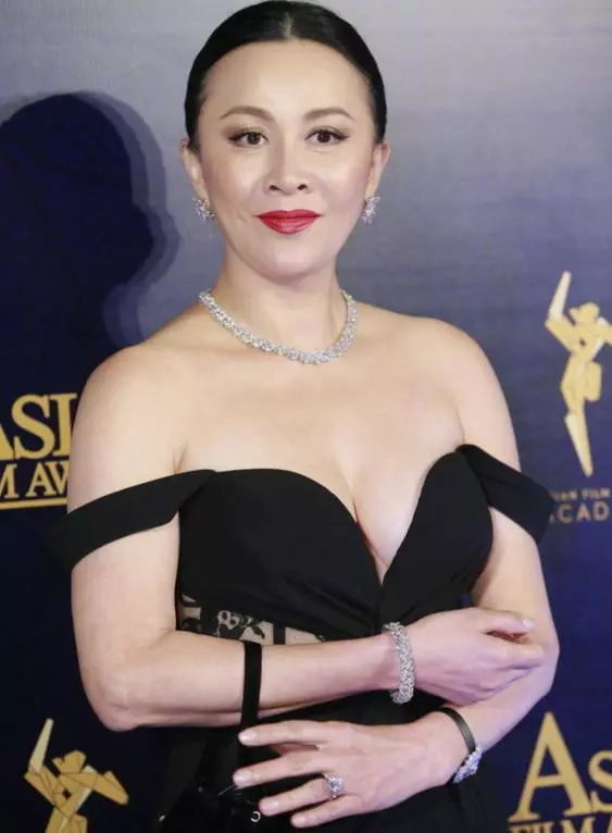 「劉嘉玲」肩帶意外滑落,接下來「古天樂」一個動作,讓大家都為他拍手叫好!