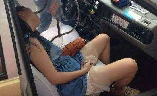 漂亮姑娘上了計程車後,長睡不醒,司機看一眼她手裡東西後立刻報警......