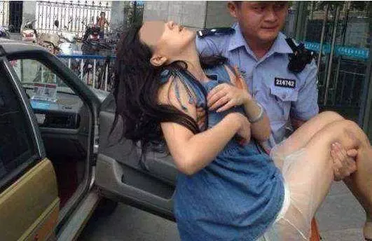 漂亮姑娘上了計程車後,長睡不醒,司機看一眼她手裡東西後立刻報警......