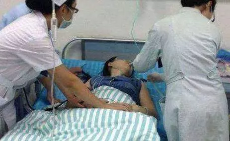漂亮姑娘上了計程車後,長睡不醒,司機看一眼她手裡東西後立刻報警......