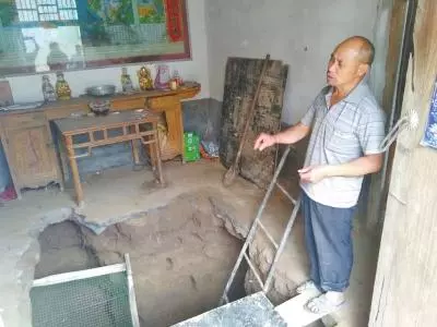妻子臨死前交代「存摺在客廳地下」,他竟將家中客廳挖成了「地下室」,「挖掘結果」讓鄰居都傻眼了!