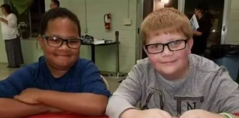 麻吉當天使了卻「連碑都買不起」!12歲男孩拚命撿瓶罐回收賺錢 再苦也想讓你好好地走...