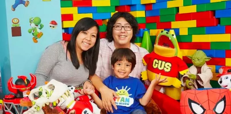 全球最吸金Youtuber是他!7歲童靠「玩具開箱」狂賺6.7億
