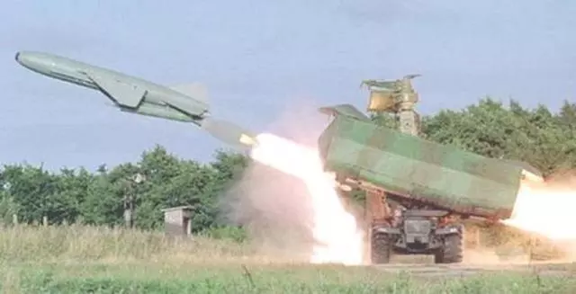 士兵手抖按錯按鈕 導彈飛100公里卻砸在自己人頭上 半噸彈頭引爆 -
