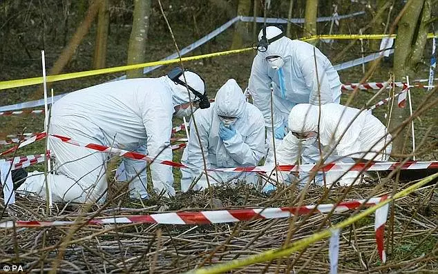 17歲女兒慘遭「勒斃棄屍」9年找不到兇手!爸爸淚崩受訪時「一個小動作」出賣兇手,警察當場逮捕他!