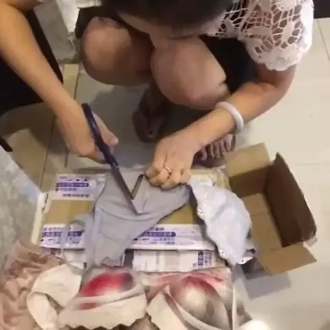 這件內衣她穿了4年,最近身上總是發癢,好奇下把內衣剪了竟發現....女人要看看和注意了!