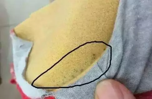這件內衣她穿了4年,最近身上總是發癢,好奇下把內衣剪了竟發現....女人要看看和注意了!