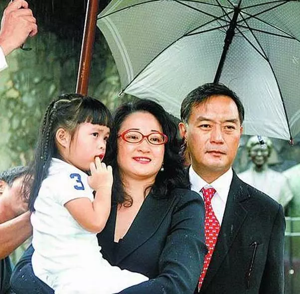 豪門少主愛上傳奇女國手!嚴凱泰認識2年就想結婚,養母「霸氣8字回覆」網讚:有智慧的母親!