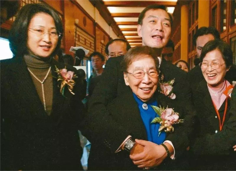 豪門少主愛上傳奇女國手!嚴凱泰認識2年就想結婚,養母「霸氣8字回覆」網讚:有智慧的母親!