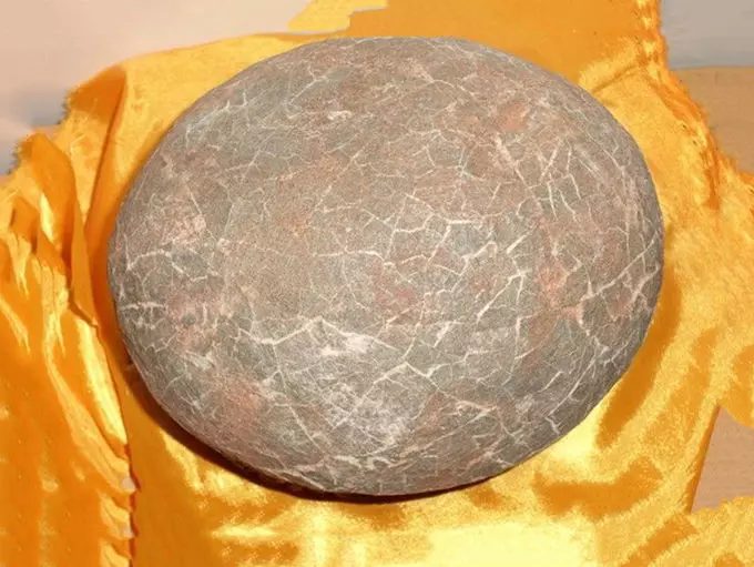 少女懷孕,生一蛋後斷氣,父親舉起剛要摔,蛋裡出聲:爹爹,且慢