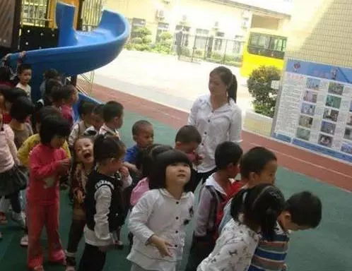雙胞胎在幼稚園天黑了都沒人來接,孩子開始大哭,老師打開書包看到一個紙條,頓時就憤怒了