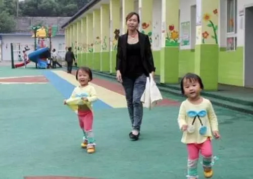 雙胞胎在幼稚園天黑了都沒人來接,孩子開始大哭,老師打開書包看到一個紙條,頓時就憤怒了