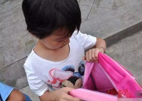 雙胞胎在幼稚園天黑了都沒人來接,孩子開始大哭,老師打開書包看到一個紙條,頓時就憤怒了