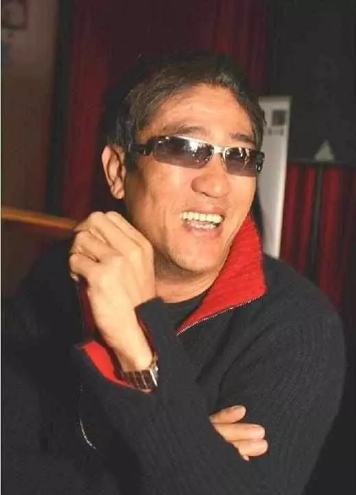 當之無愧的「大哥」,去世時200多位明星送別,劉德華替他養妻兒!