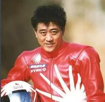 當之無愧的「大哥」,去世時200多位明星送別,劉德華替他養妻兒!