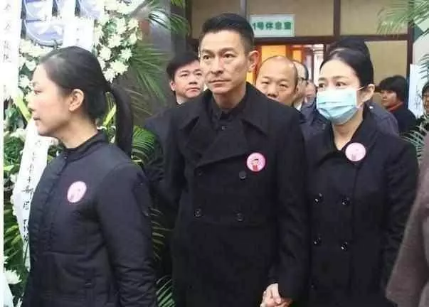 當之無愧的「大哥」,去世時200多位明星送別,劉德華替他養妻兒!