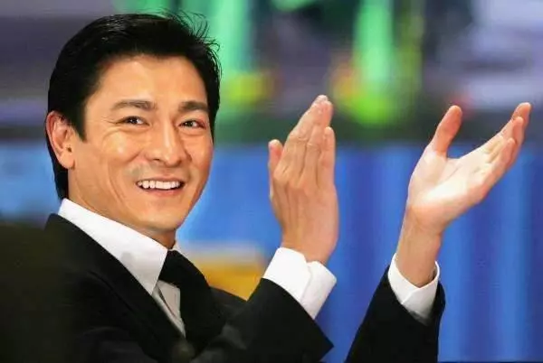 當之無愧的「大哥」,去世時200多位明星送別,劉德華替他養妻兒!