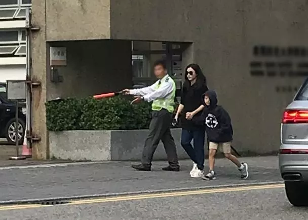 張柏芝被曝「三胎」後現身,全副武裝難掩臃腫疲態,網友:應該是生了!