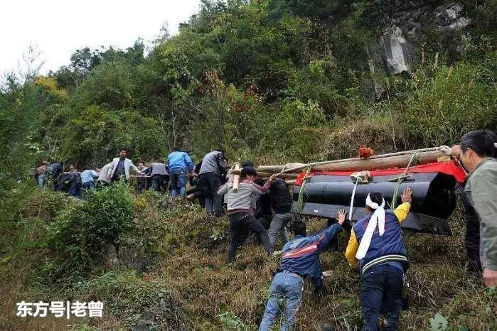 父親病逝後,4個兒子趕回家,棺材停放多日卻遲遲不能安葬
