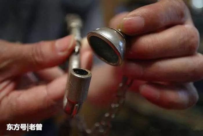 父親病逝後,4個兒子趕回家,棺材停放多日卻遲遲不能安葬