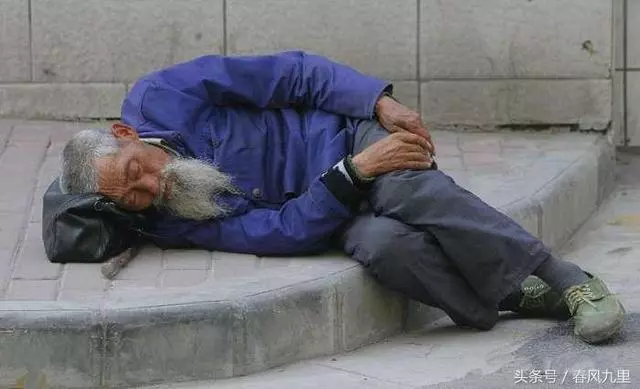老乞丐無親無故,死後卻被全鎮人追悼,原來他身份不一般